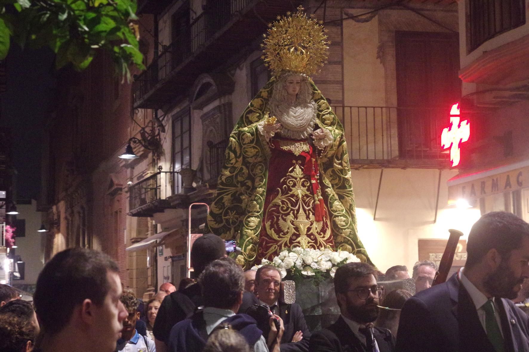 Traslado de la Virgen de Gracia y Esperanza, de la cofradía de Estudiantes, previo a la salida procesional extraordinaria por el 75 aniversario de la imagen