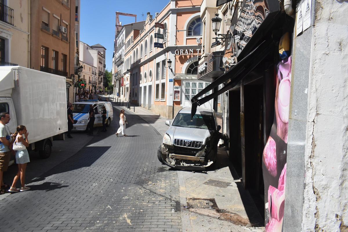 Galería | Aparatoso accidente en el centro de Cáceres Galería | Aparatoso accidente en el centro de Cáceres