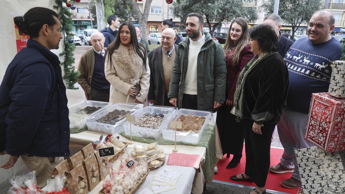 Las autoridades visitan el Mercado navideño en el Port.