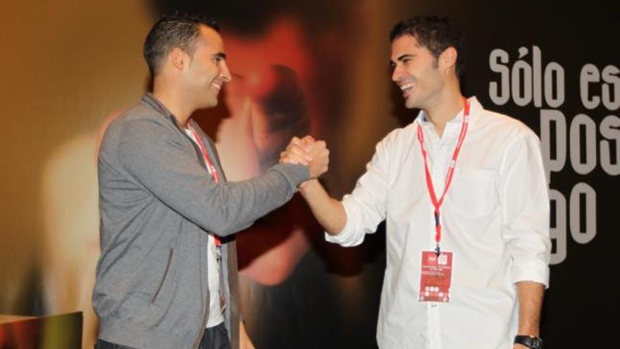 Daniel Pérez y José Carlos Durán, se dan la mano durante el acto.