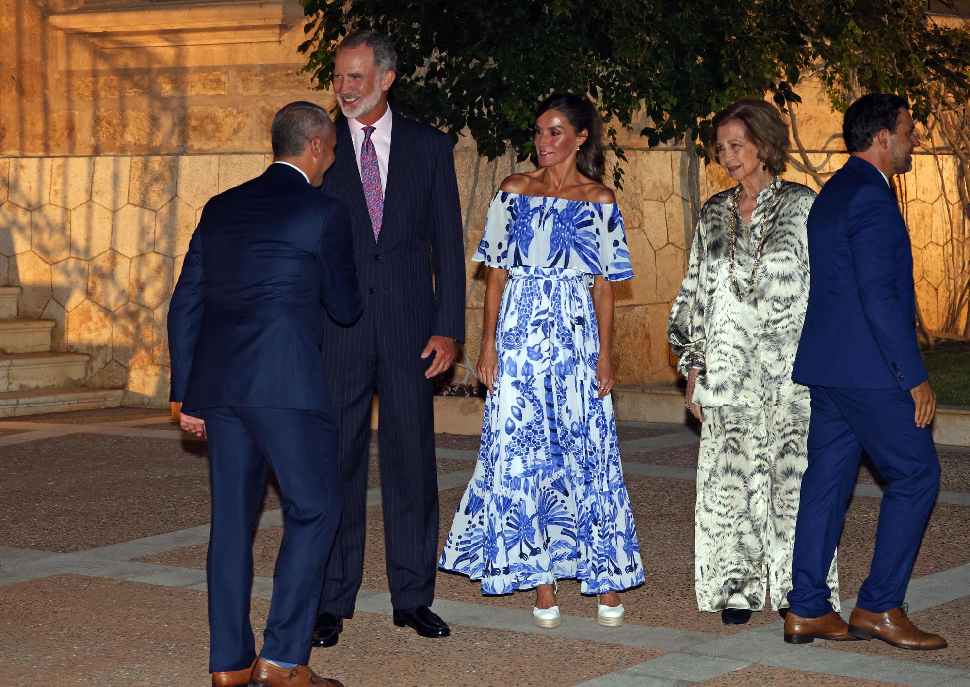 Mira aquí todas las fotos de la visita de los Reyes al Palacio Marivent para recibir a la sociedad balear