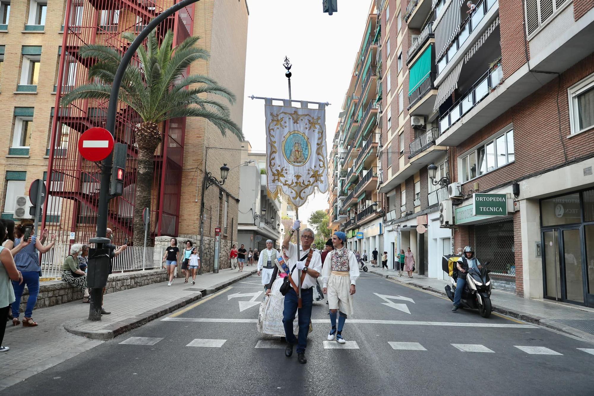 Nerea y la corte infantil acompañan a la Virgen de los Desamparados de l'Horta