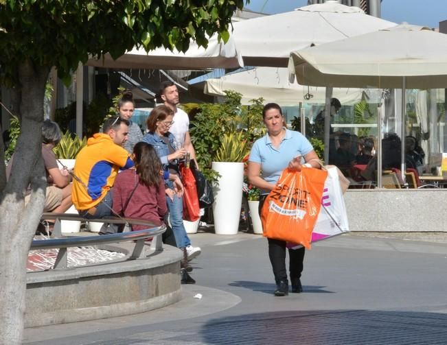 04/01/17 LAS PALMAS DE GRAN CANARIA. Ambiente de compras navideñas y de Reyes en la zona comercial de Siete Palmas. Fotografa: YAIZA SOCORRO.