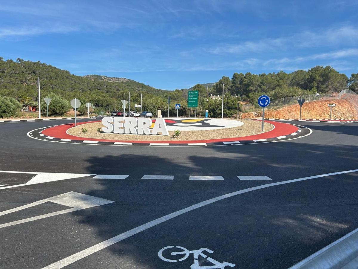 Serra culmina la nueva rotonda del Siscar para reforzar la seguridad vial y ciclista.