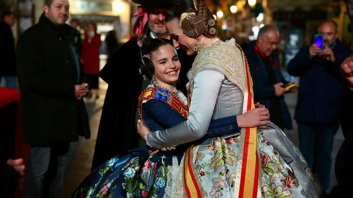 Paula y Laura, antes de subir a las Torres de Serranos para el acto de la Crida.