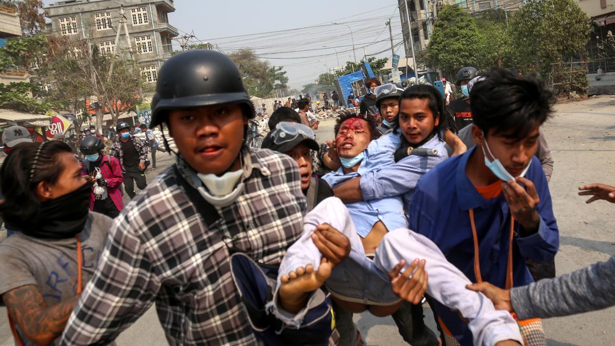 Traslado de un herido durante las manifestaciones pacíficas en Birmania.