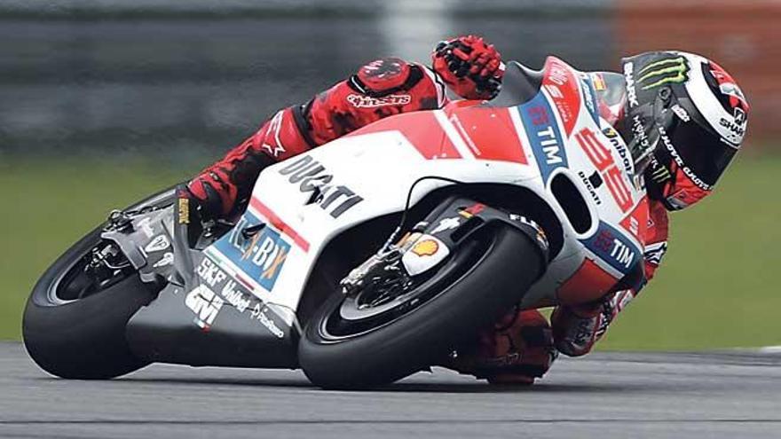 Jorge Lorenzo a los mandos de la Ducati, en Sepang.