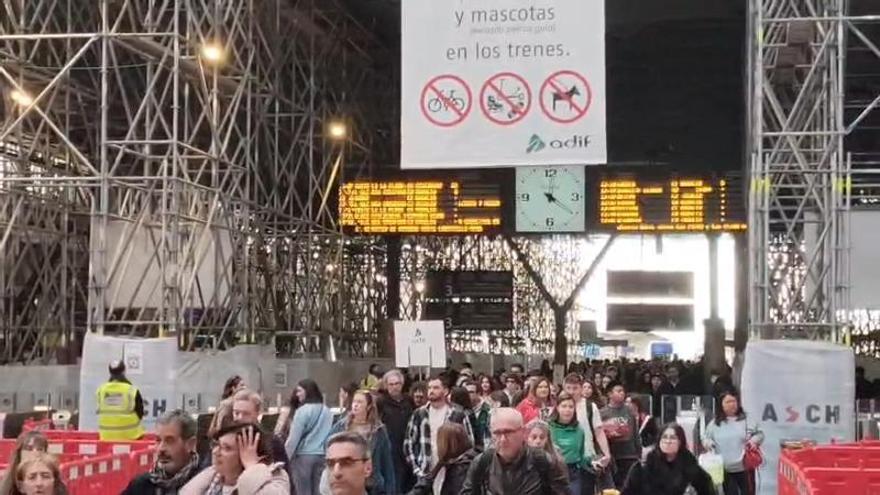 Llegada de un tren a la Estación del Norte en las horas previas a los cortes por la mascletà
