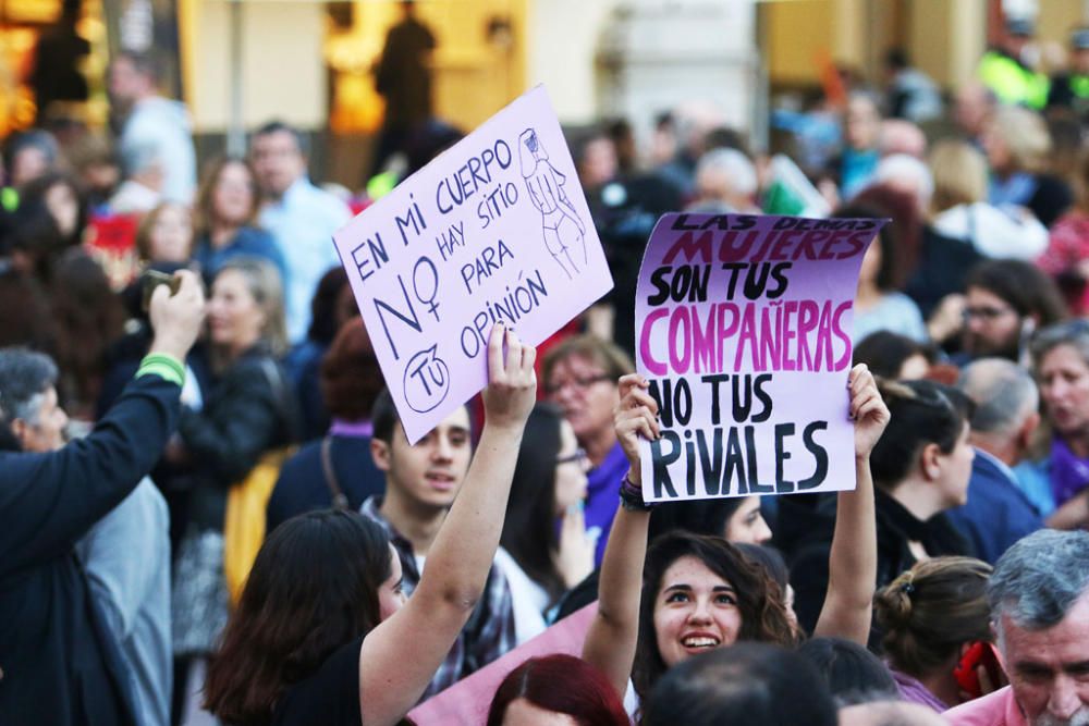 Cientos de personas se sumaron este miércoles a la marcha para conmemorar el Día Internacional de la Mujer. A la manifestación, que se inició en la Plaza de la Constitución a las 19.00 horas, acudieron asocaciones de mujeres como las Kellys de Málaga, Resistencia Feminista o el Movimiento Feminista Asociativo de Málaga