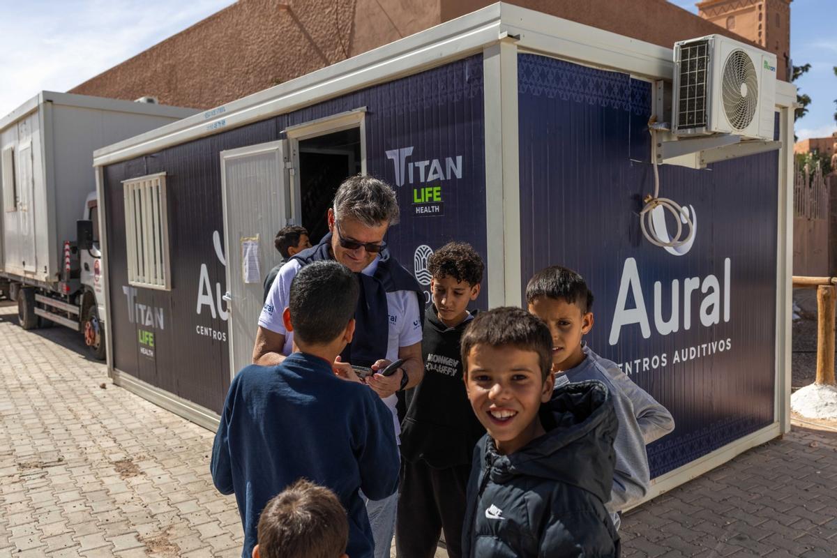 El camión de Aural rodeado de niños en Marruecos.