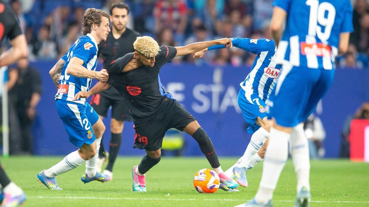Los jugadores del Espanyol intentan detener a Lamine Yamal durante el derbi en el RCDE Stadium. Los jugadores del Espanyol intentan detener a Lamine Yamal durante el derbi en el RCDE Stadium.
