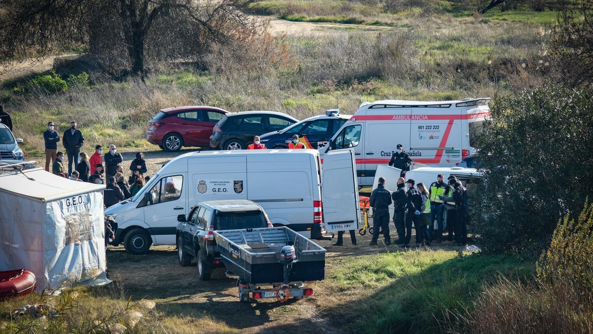 Dispositivo de búsqueda ayer en la zona en que fue hallado el cadáver.