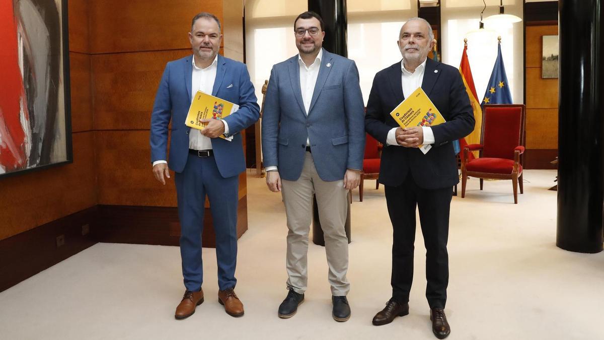 Por la izquierda, Carlos Paniceres, Adrián Barbón y José Manuel Ferreira, este jueves.