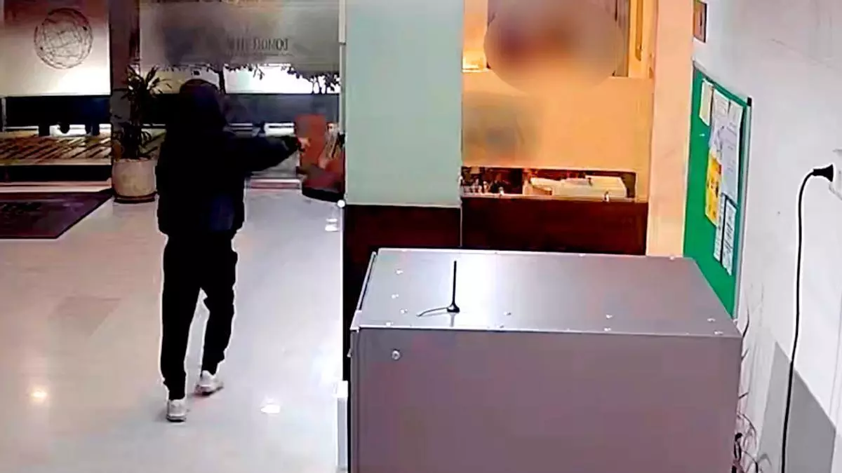 Dos detenidos en Sevilla por asaltar un apartahotel en Bormujos con gran violencia llevándose dinero y joyas