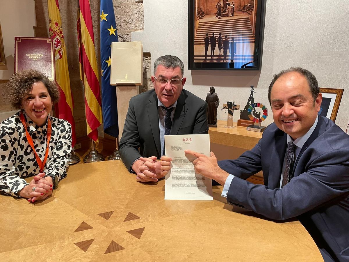 Susi Boix y José Ramón Chirivella, en un encuentro de Juristes Valencians con Enric Morera (centro) cuando presidía las Corts.