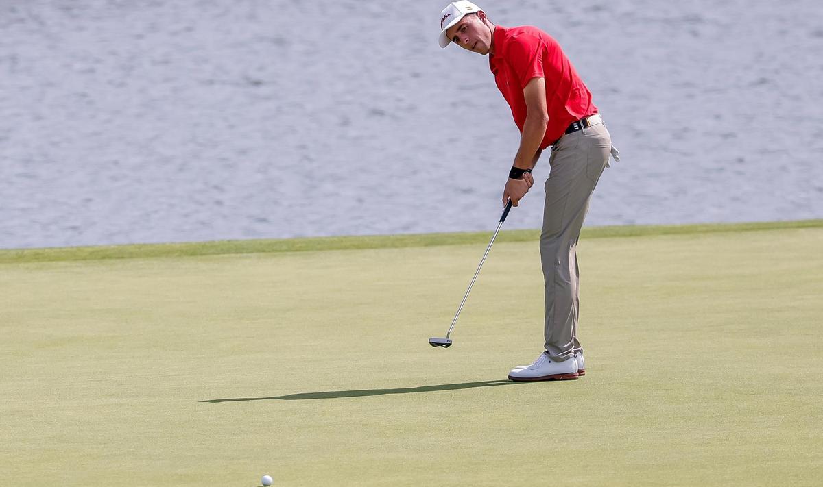 Davi Puig ejecuta un putt durante su primera vuelta en Le Golf National