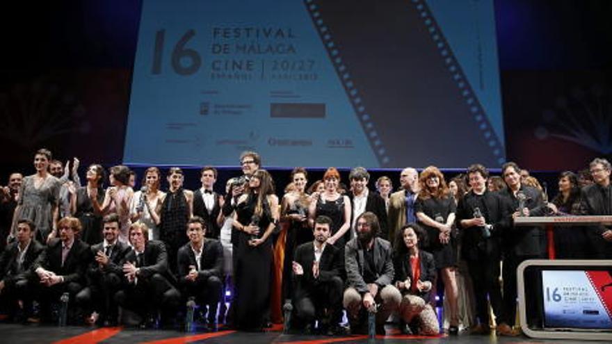 Fotografía de familia de los premiados en el decimosexto Festival de Cine Español de Málaga, esta noche en el Teatro Cervantes.