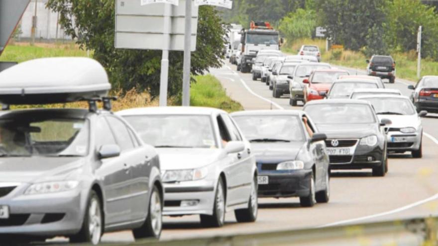 Imatge d&#039;arxiu de cues a l&#039;entrada a Torroella pel pont