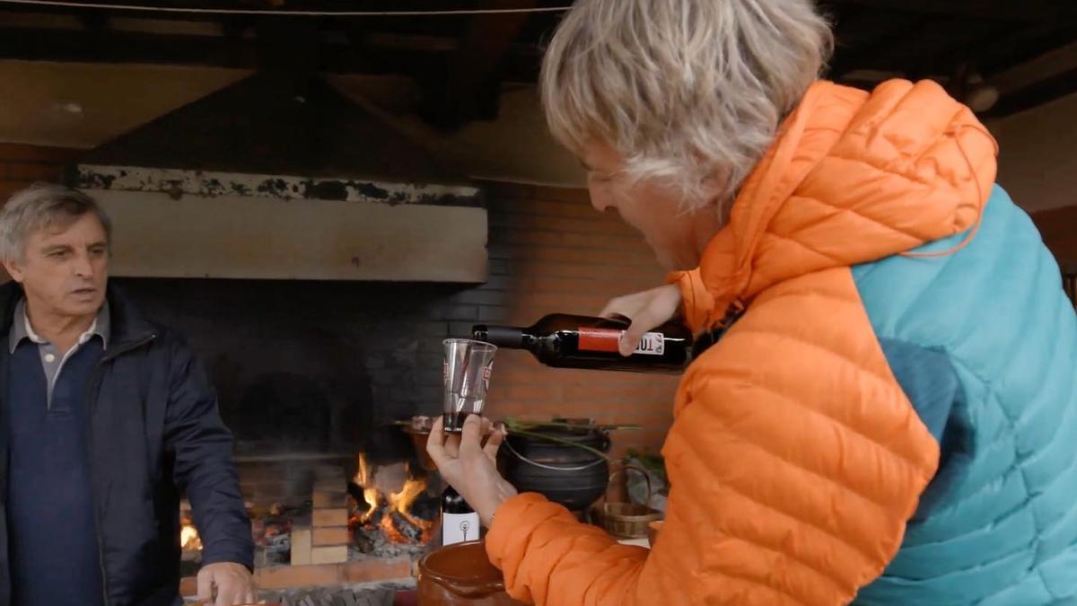 Jesús Calleja brinda con vino de Toro y come Queso Zamorano en Madeira con Lolita Flores.