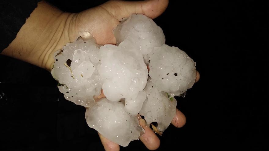 Bloques de hielo de granizo flotando sobre agua acumulada y un muro derribado en Gran Alacant tras el paso de la borrasca Konrad