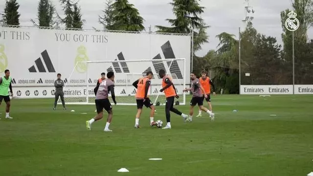 Mendy hace trabajo completo con el grupo