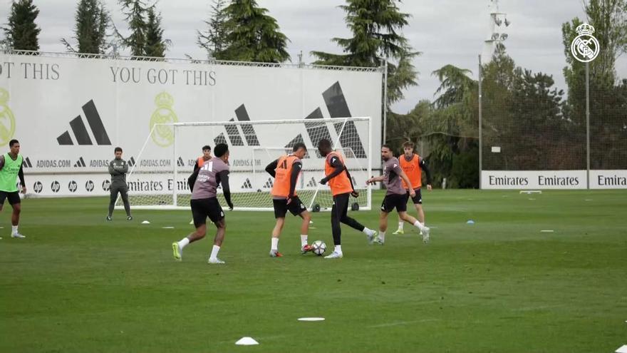 Mendy hace trabajo completo con el grupo