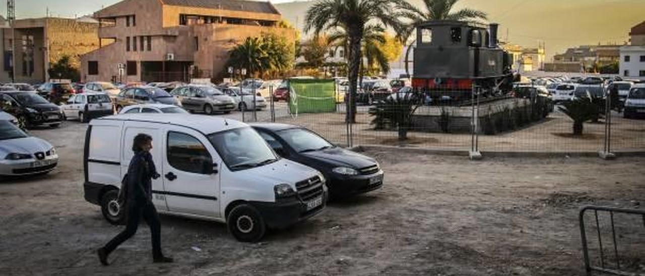 Imagen de la plaza Al-Azraq, con el monumento al ferrocarril Alcoy-Gandia en primer plano y los antiguos juzgados al fondo.