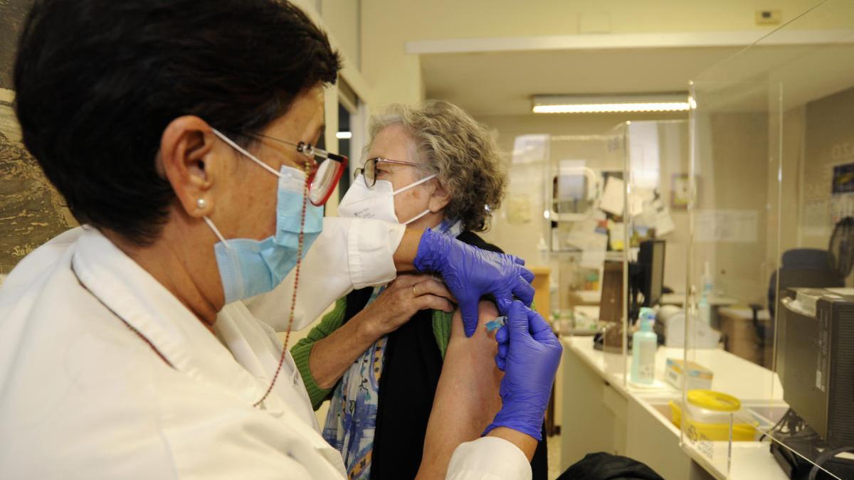 Una enfermera, hoy, vacunando a una mujer en el centro de salud de A Estrada. // Bernabé / Javier Lalín