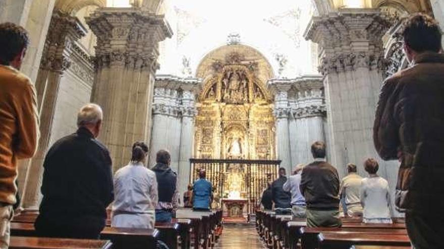 Asistentes a una de las misas para celebrar el aniversario.