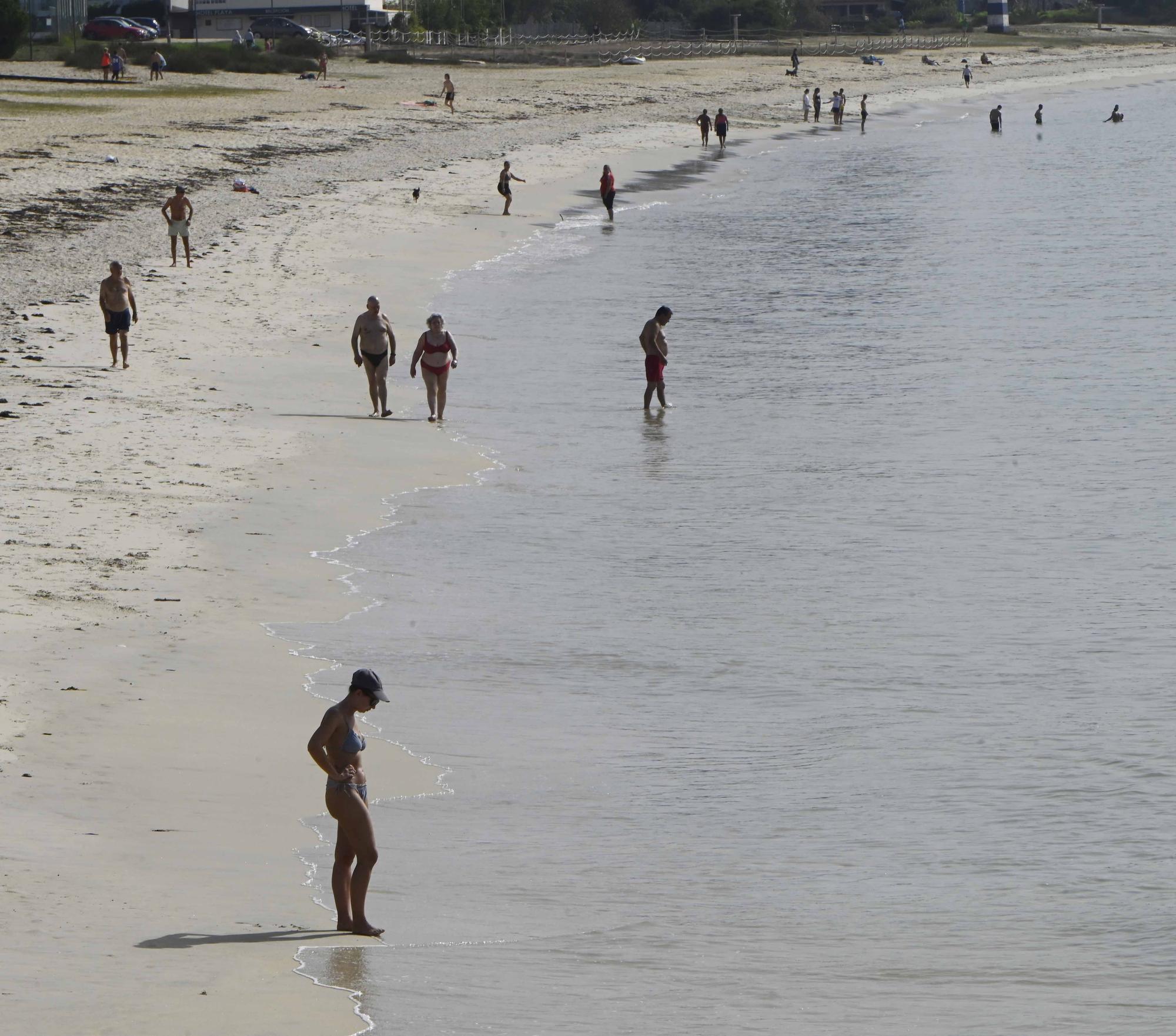 Bañistas ayer disfrutando de la playa de Rodeira, en Cangas.