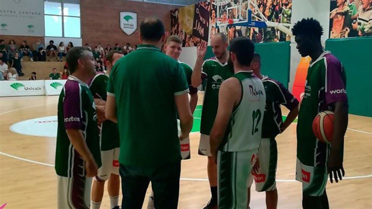 Carlos Jiménez, dando explicaciones con el filial de Unicaja