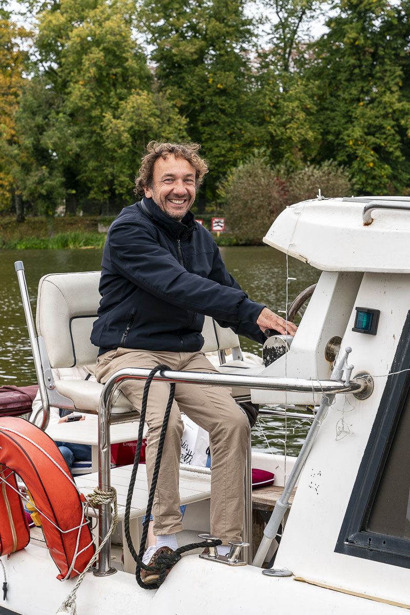 El capitán Roby Lacuzzo en el barco Solis Mettensis por el Mosela.
