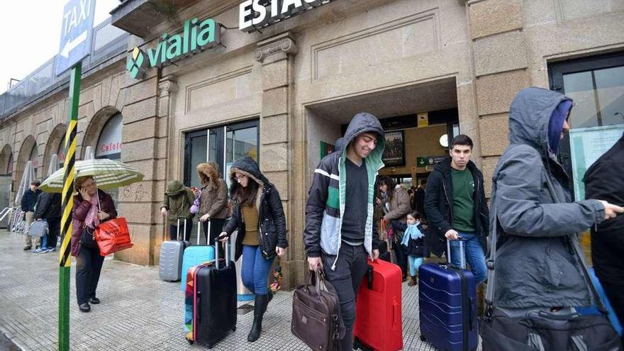 Pasajeros tras bajar del tren en la estación de Pontevedra. // Gustavo Santos