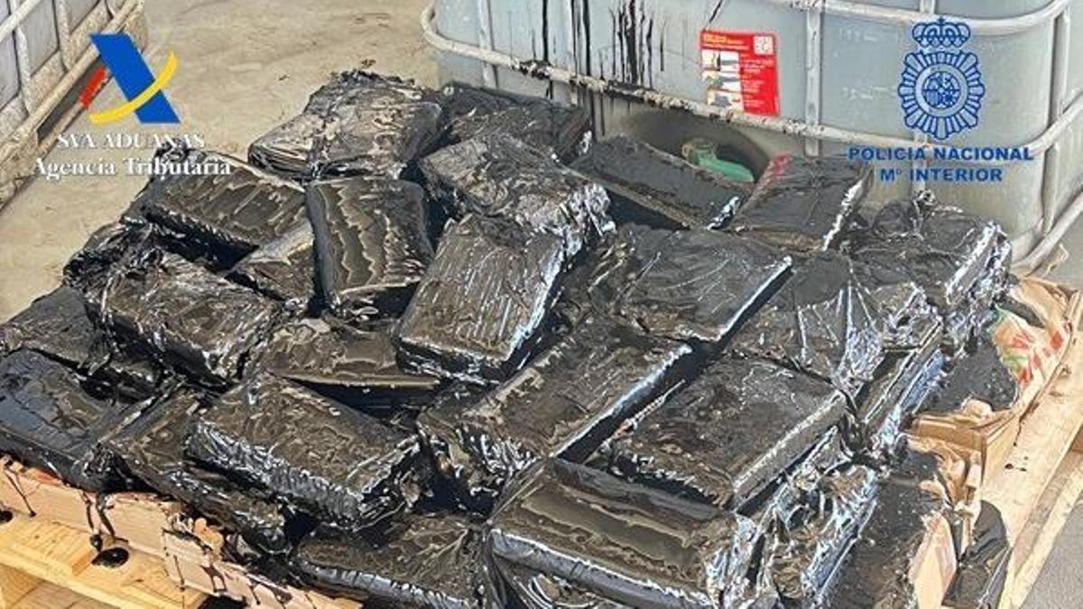 Paquetes de cocaína ocultos en un bidón de melaza de azúcar de caña