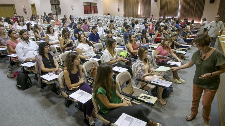 Alumnos de la EOI de Alicante realizan un examen, esta mañana