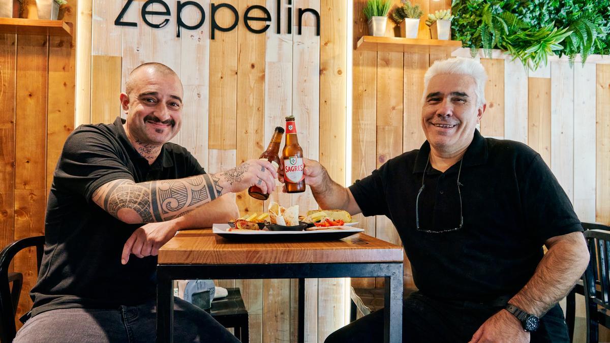 Miguel Crespo y Carlos Rodríguez en el Café Bar Zeppelin.
