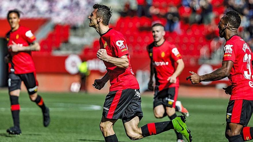 Budimir celebra su gol de penalti al AlcorcÃ³n, en el Ãºltimo partido disputado por el Mallorca en Son Moix.