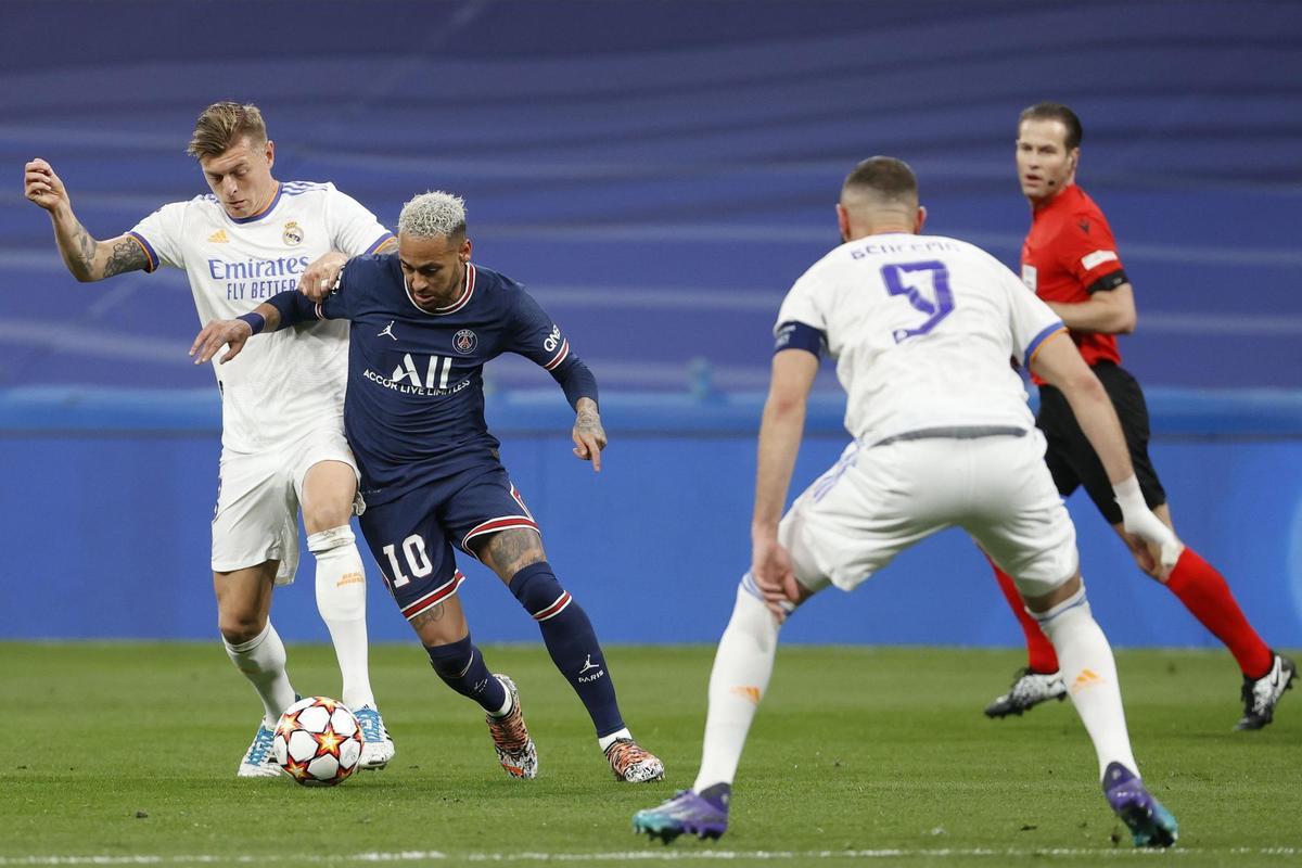 MADRID, 09/03/2022.- El delantero brasileño del PSG, Neymar Jr. (c), disputa el balón ante el centrocampista alemán del Real Madrid, Toni Kroos, durante el encuentro correspondiente a la vuelta de los octavos de final de la Liga de Campeones que disputan hoy miércoles en el estadio Santiago Bernabéu, en Madrid. EFE / Sergio Perez.