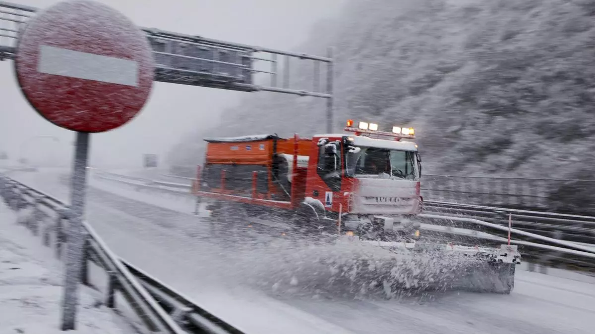 Se fue "Herminia" y ahora azota "Ivo": grandes chaparrones en el área central de Asturias y alerta en el Huerna y Pajares por fuertes nevadas
