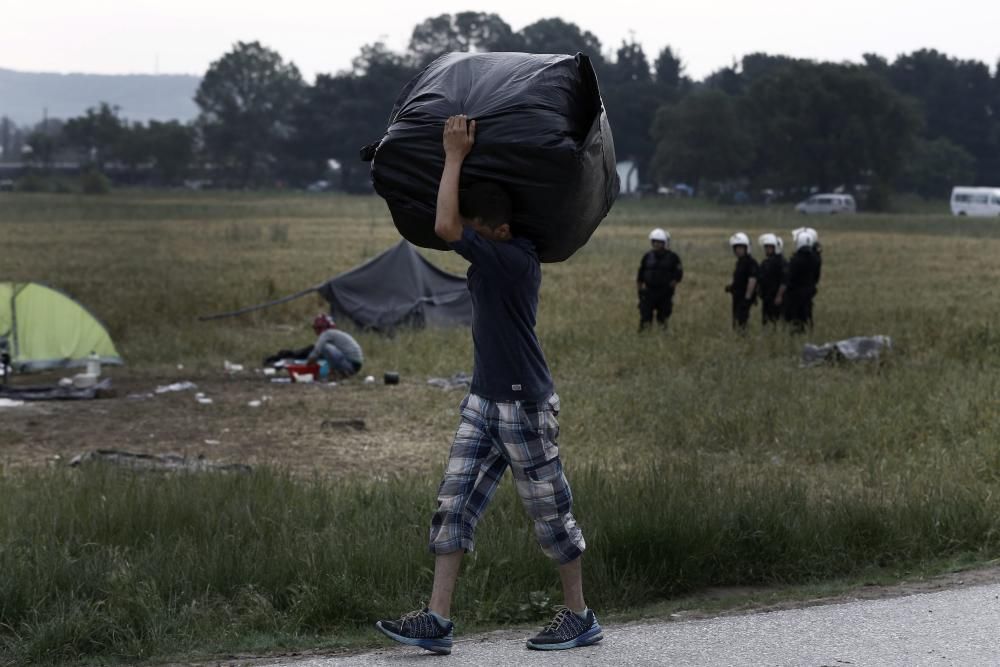 La policía griega comenzó esta mañana a desalojar el campamento improvisado de Idomeni, en la frontera con Macedonia, donde se encuentran más de 8.400 refugiados.