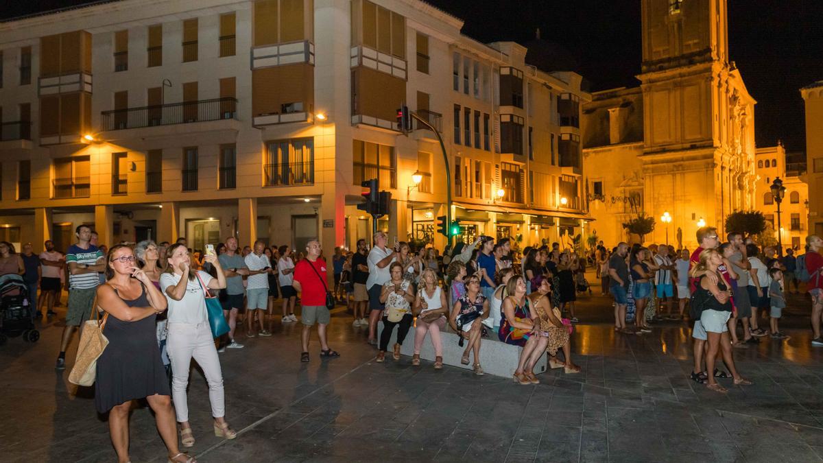 El vídeo en la fachada del Palacio de Altamira cautivó a decenas de personas