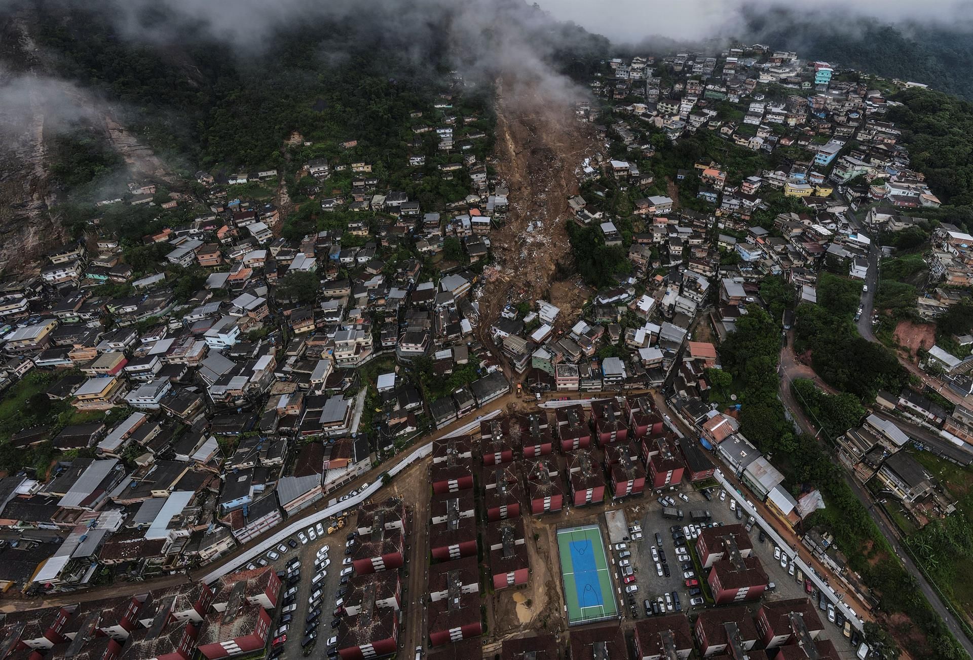 Fotografía tomada con un drone que muestra la destrucción tras las fuertes lluvias del martes en la localidad del Morro de la Oficina en la ciudad de Petrópolis, estado de Rio de Janeiro (Brasil).