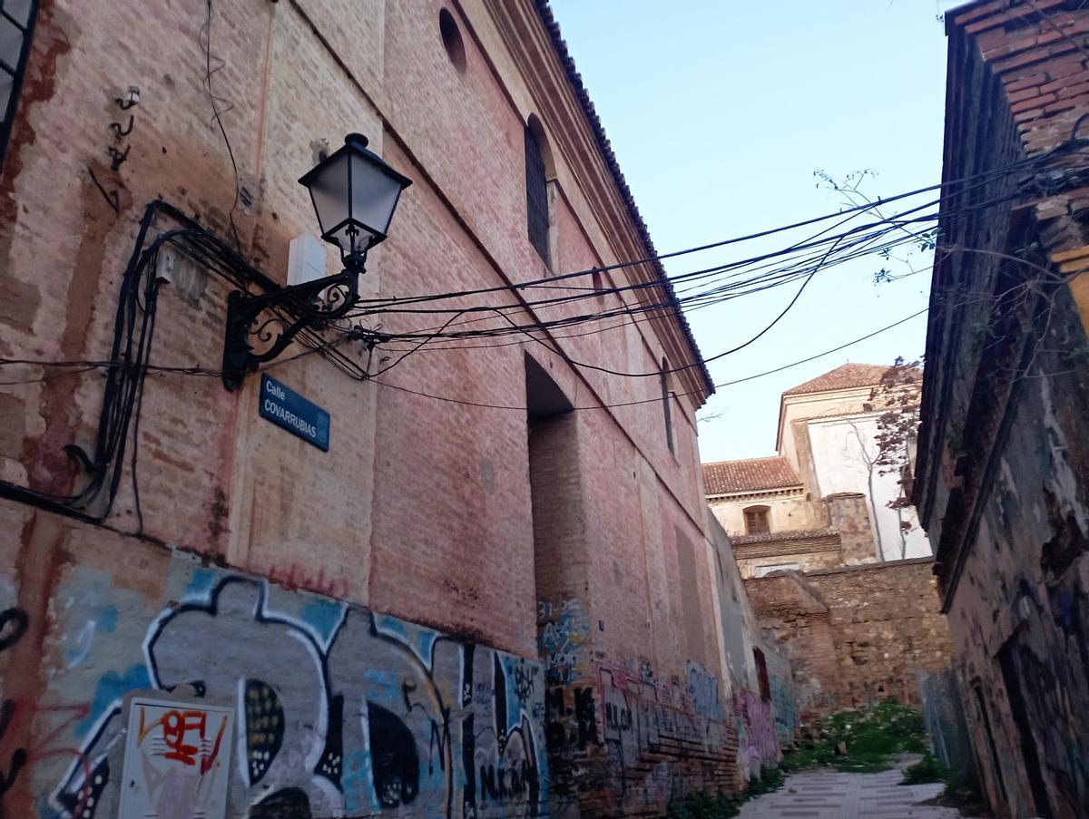 Calle Covarrubias, con el convento de las clarisas a la izquierda.