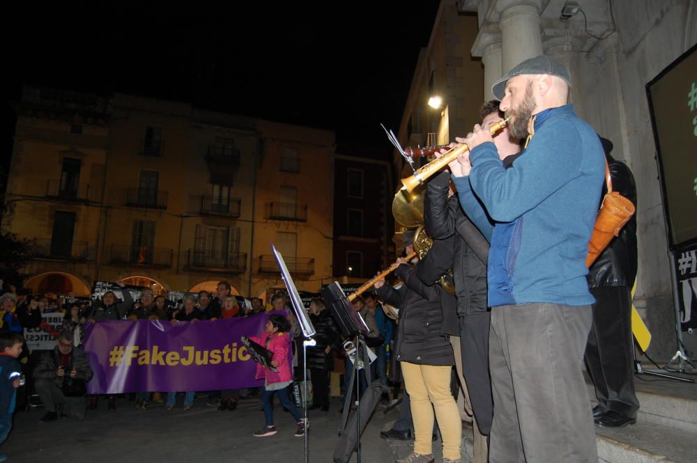 Protesta a la plaça de l'Ajuntament de Figueres