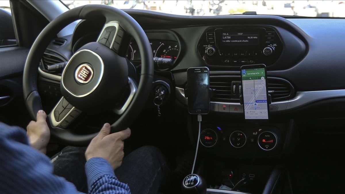 Mohamed, al volante de un VTC, este jueves.