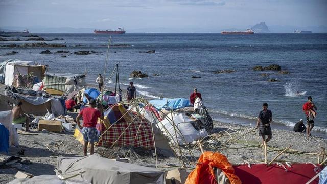 Migrants en campaments improvisats en una platja a Ceuta.