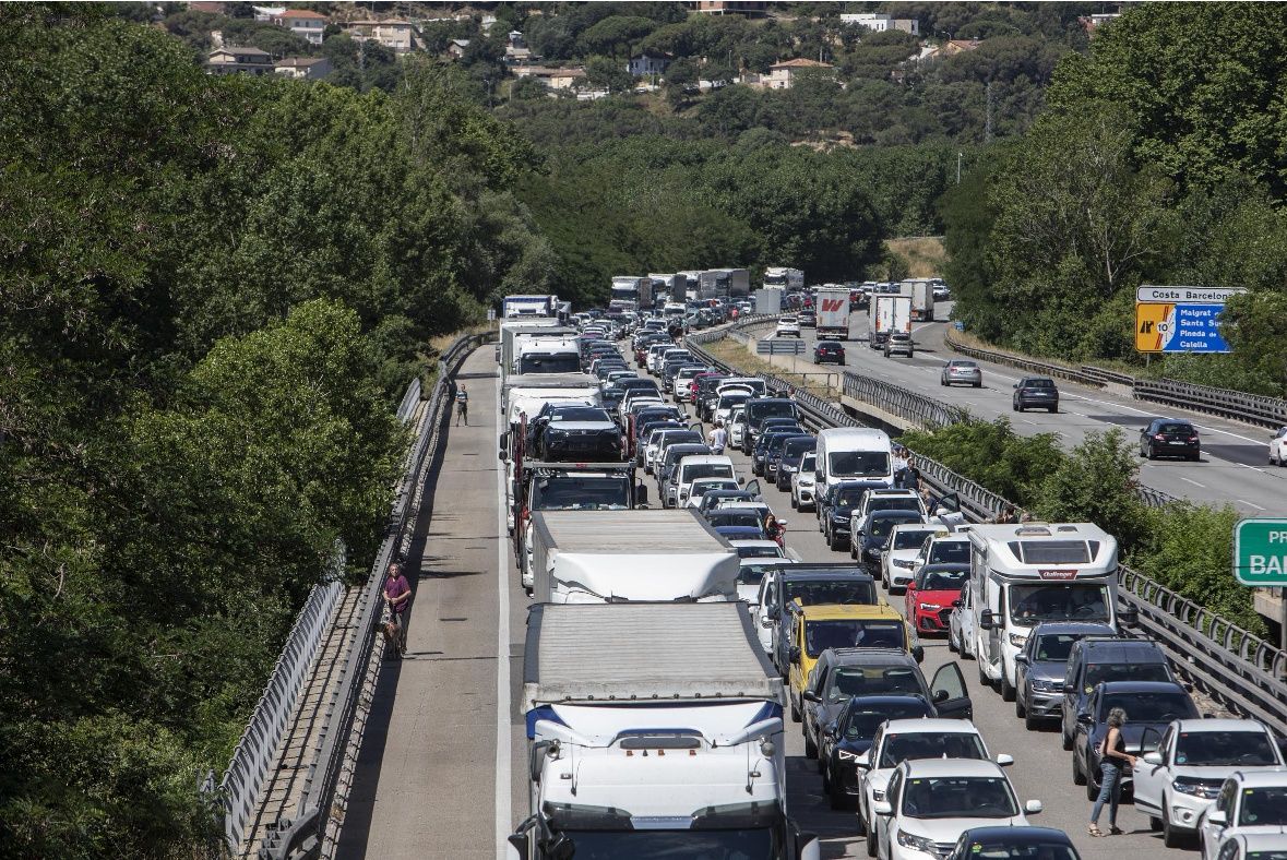 L'AP-7 acumula fins a 14 quilòmetres a Maçanet per un accident