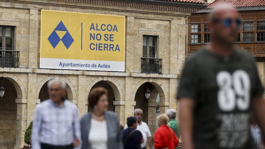 La pancarta de &quot;Alcoa no se cierra&quot; en la fachada del Ayuntamiento de Avilés.