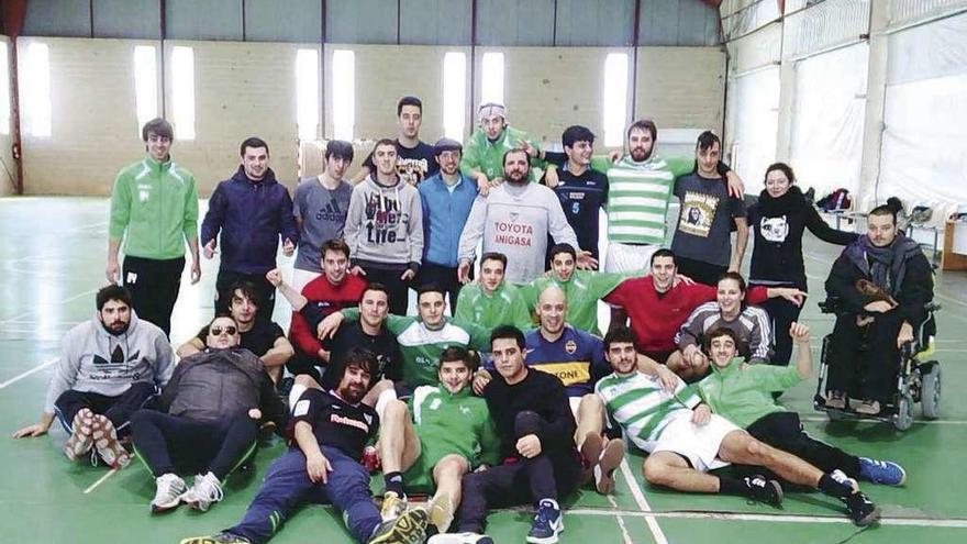 Jugadores del Balonmán Deza junto a los miembros de la peña Dezcontrol.