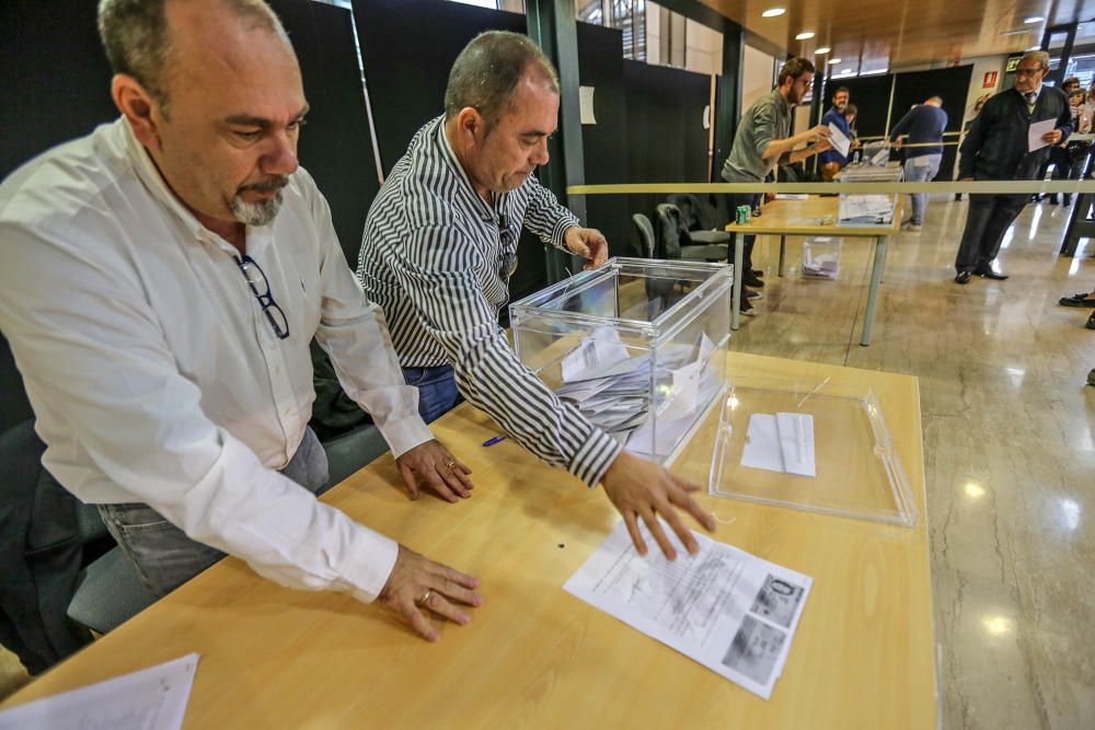 Instantes del recuento de votos en La Lonja
